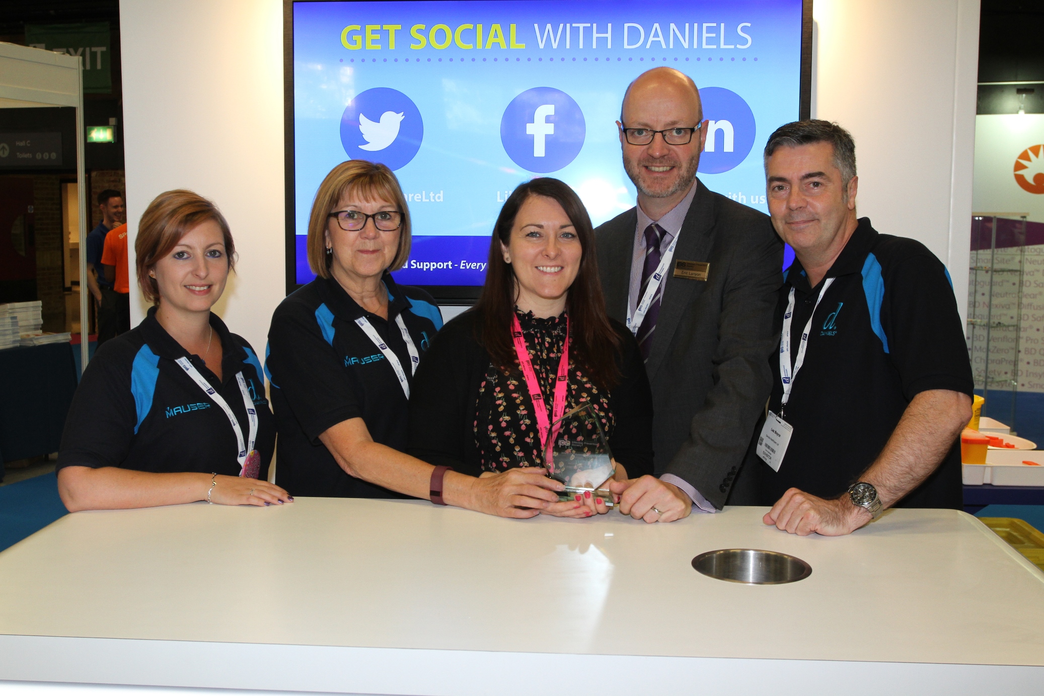 Daniels Best Large Stand IPS 2016 Team with Award